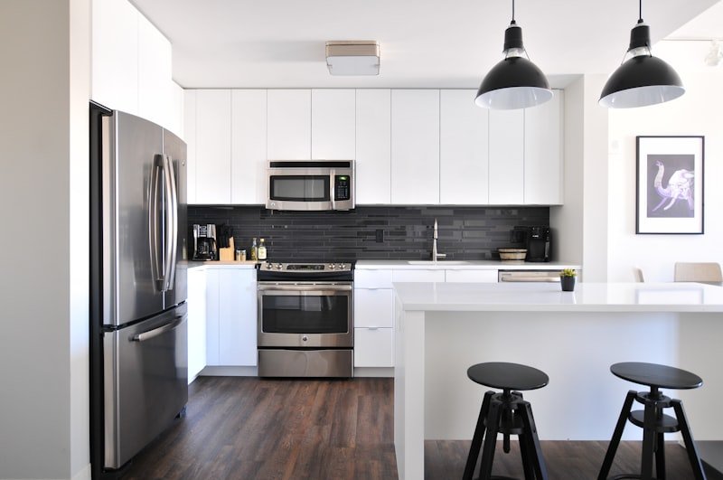 Cuisine aménagée sur mesure, façades claires